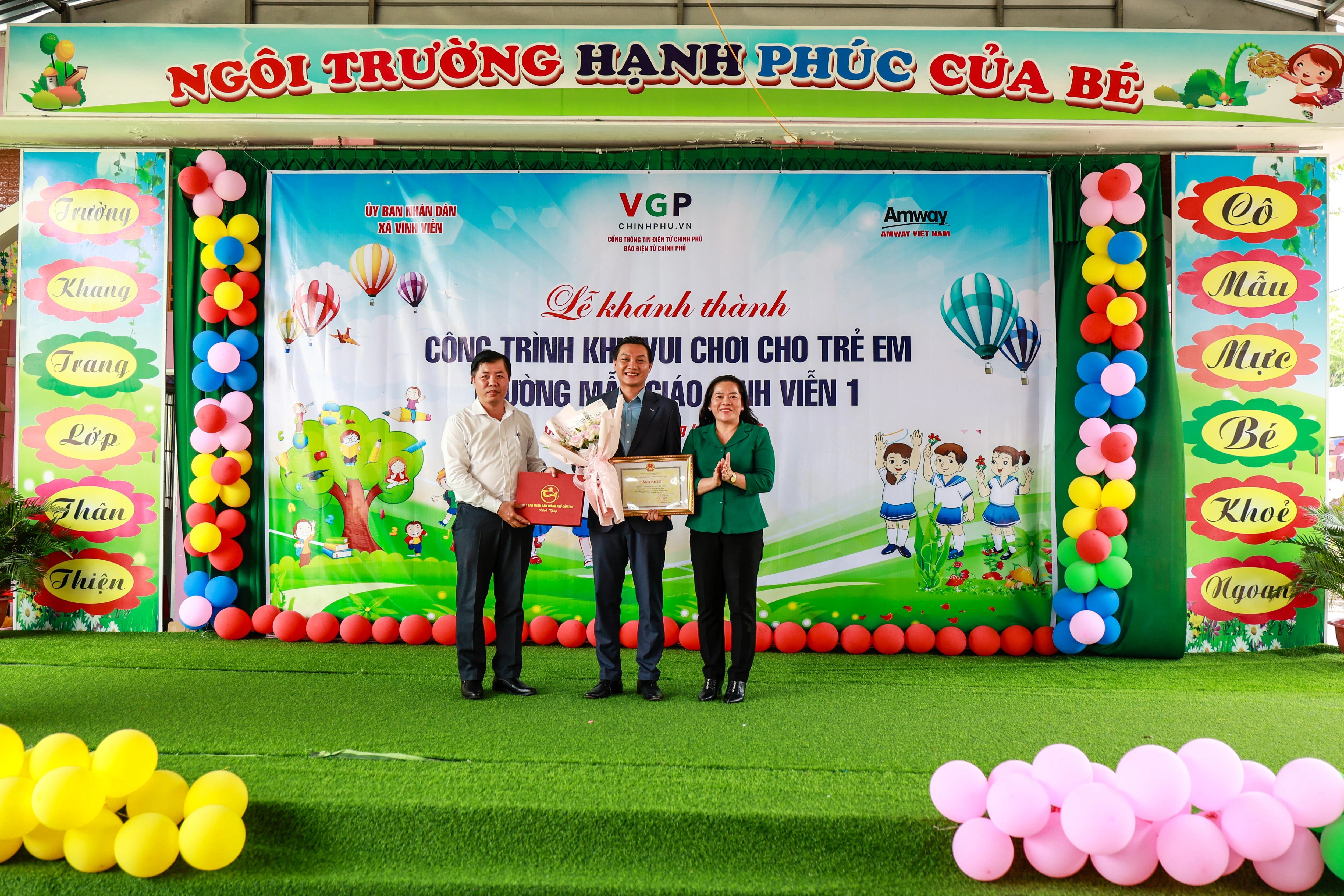 Ông Nguyễn Phương Sơn, Giám đốc Đối ngoại Công ty TNHH Amway Việt Nam nhận Bằng khen của Chủ tịch UBND TP Cần Thơ (Ảnh: Amway Việt Nam).