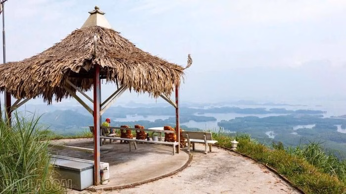 Đỉnh núi cao 245 m so với mực nước hồ Thác Bà, là điểm lý tưởng để có thể nhìn bao quát toàn cảnh mặt hồ và không gian xung quanh.