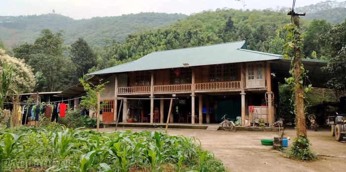 Trong những ngôi nhà sàn truyền thống, bản sắc văn hóa của đồng bào Cao Lan vẫn được gìn giữ và trao truyền qua nhiều thế hệ.