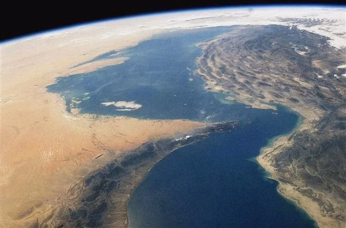 Quang cảnh bờ biển Iran và đảo Qeshm ở eo biển Hormuz. Ảnh: REUTERS/TTXVN