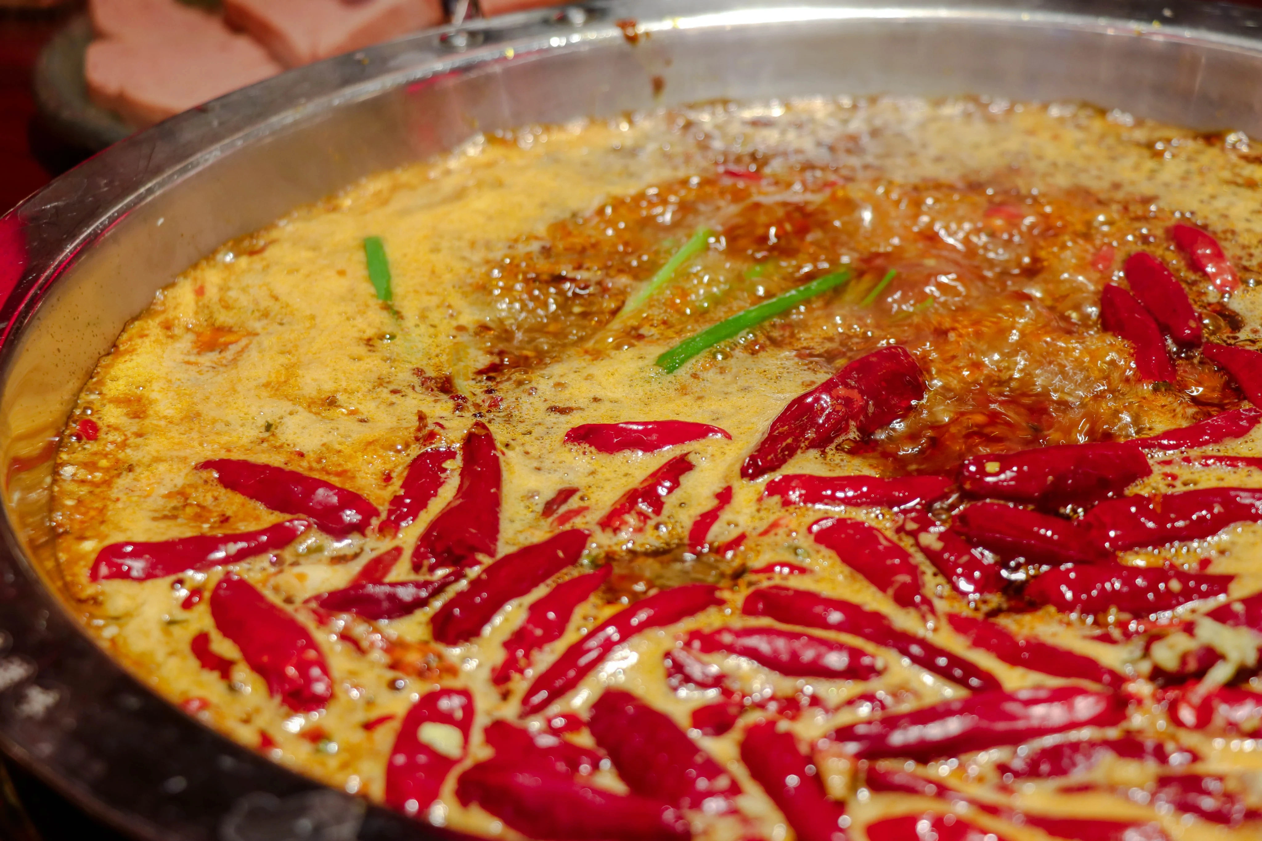 Thành Đô (Trung Quốc) không chỉ là thủ phủ của vị cay mà còn là một "cỗ máy" kinh tế F&B khổng lồ. (Ảnh: SCMP)