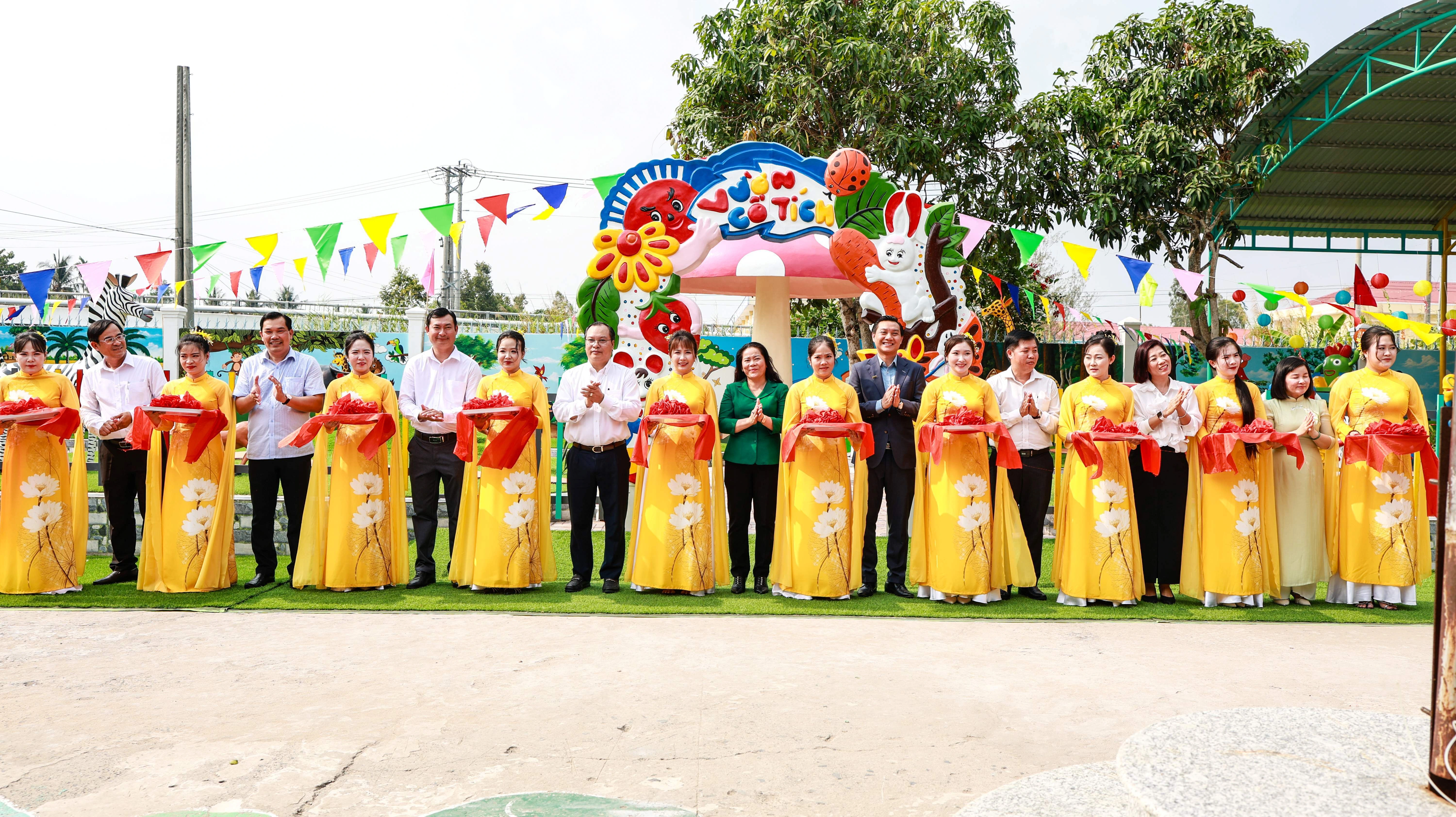Các đại biểu cùng cắt băng khánh thành khu vui chơi hiện đại tại Trường Mẫu giáo Vĩnh Viễn 1 (Ảnh: Amway Việt Nam).