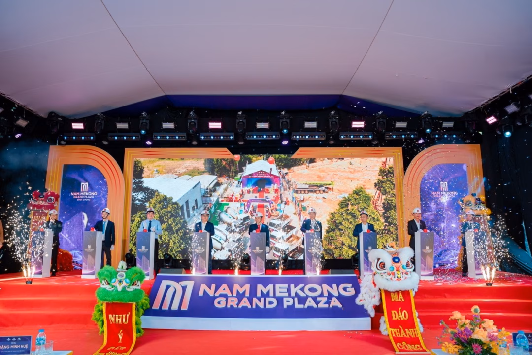 Đại diện chính quyền địa phương và chủ đầu tư thực hiện nghi thức động thổ khởi công dự án