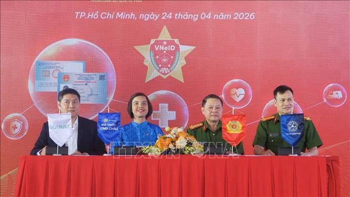 Đại diện Bộ Công an, Công an Thành phố Hồ Chí Minh và các đơn vị đồng hành ký cam kết hợp tác vận hành Trạm Công dân số.