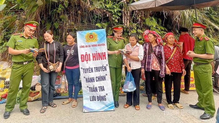 Công an xã Thông Nguyên trực tiếp tuyên truyền, hướng dẫn pháp luật cho người dân tại cơ sở.