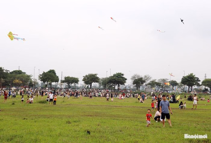 Rất đông người dân đổ về bãi đất trống tại phường Kiến Hưng để thả diều và xem thả diều mỗi buổi chiều. Ảnh: Tuấn Điệp