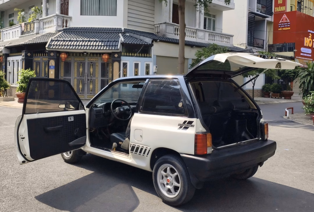 Khoang nội thất đơn giản với thiết kế 3 cửa tối ưu không gian.