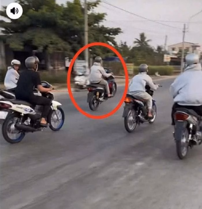 Các đối tượng dàn hàng ngang, bốc đầu xe với tốc độ cao gây nguy hiểm cho người đi đường.