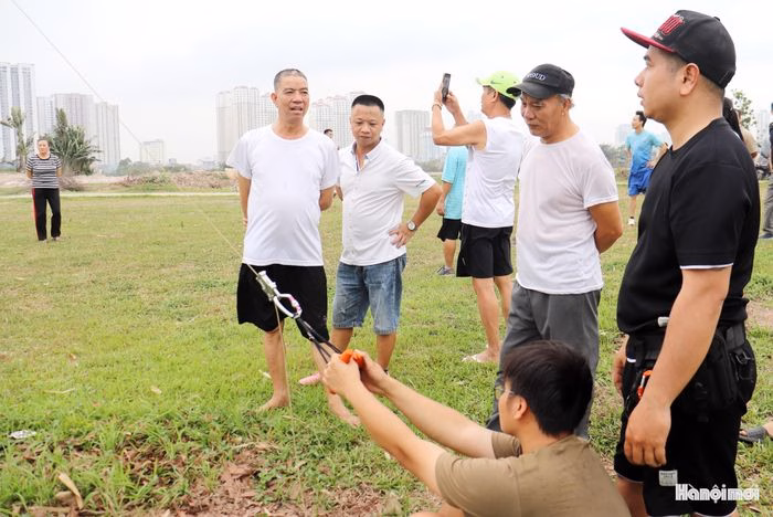 Người chơi phải sử dụng móc giữ chuyên dụng để đảm bảo an toàn khi thả diều kích thước lớn. Ảnh: Tuấn Điệp