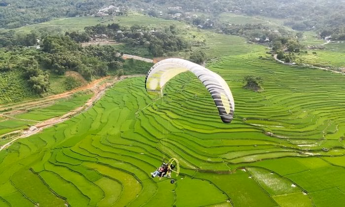 Dù lượn bay trên cảnh sắc tuyệt đẹp của xã Pù Luông.