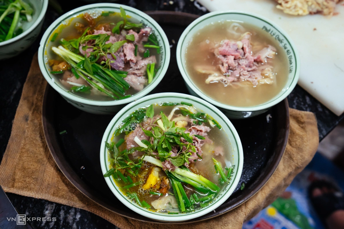 Bức ảnh lưu niệm quý giá được treo trang trọng tại quán.