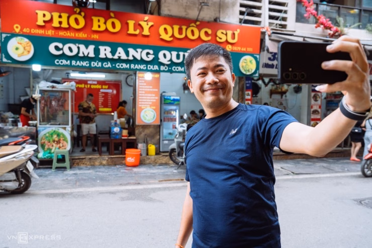 Sự giản dị trong cách bài trí tạo nên nét quyến rũ đặc trưng của phở phố cổ.