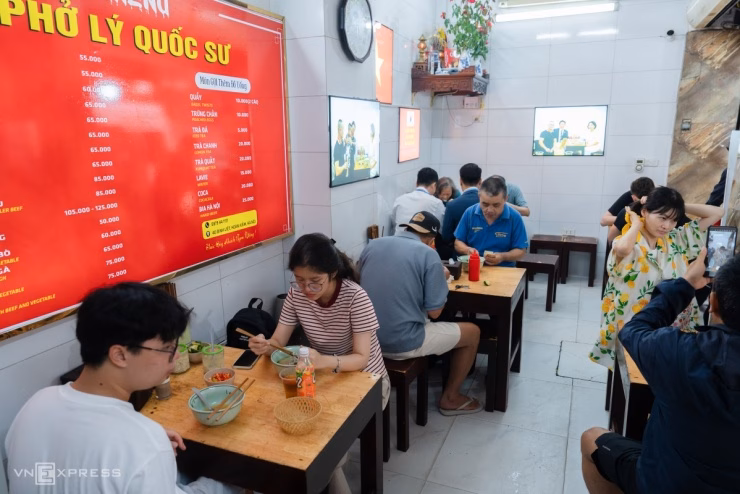Phở tái gầu là món ăn "ruột" của nhiều khách quen tại đây.