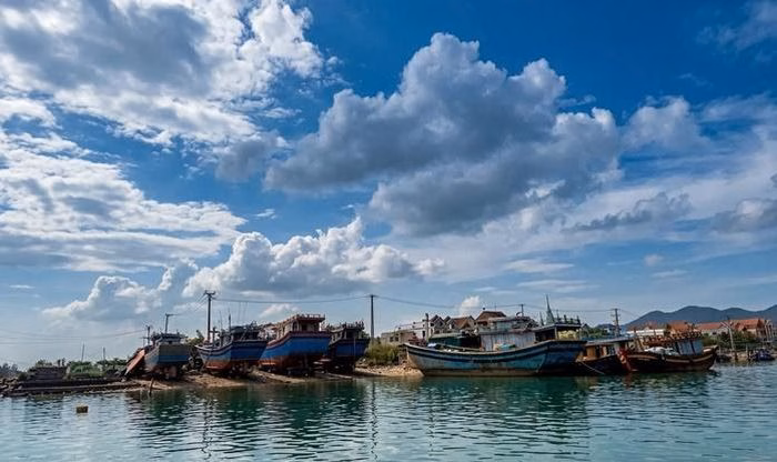 Ba cơ sở sửa chữa tàu tự phát nằm dọc bãi bồi ven sông Gianh, gây ảnh hưởng trực tiếp đến môi trường sống của cư dân thôn Văn Phú.