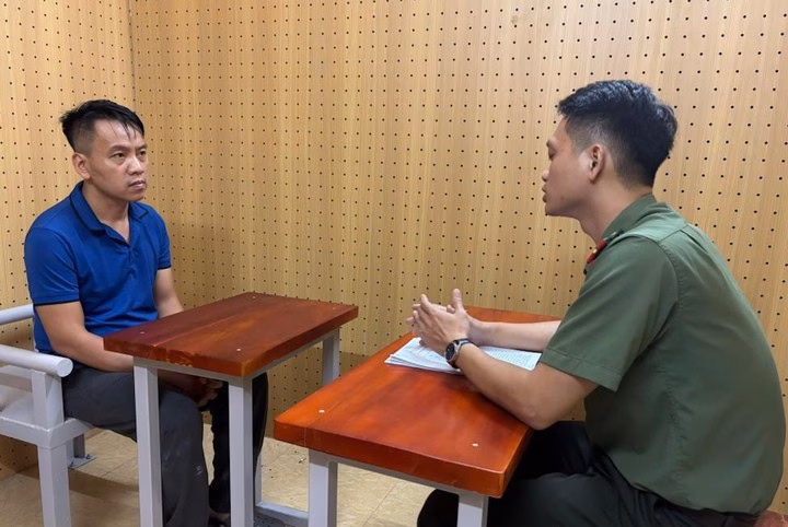 Cơ quan An ninh điều tra Công an tỉnh Hà Tĩnh lấy lời khai đối tượng Nguyễn Hoàng Tuấn - kẻ cầm đầu đường dây rửa tiền. (Ảnh: Công an Hà Tĩnh)