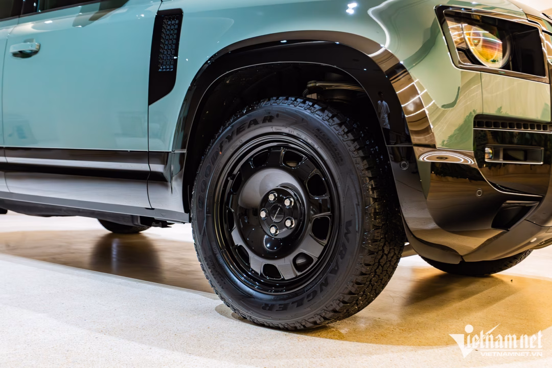Chi tiết logo Trophy trên Land Rover Defender