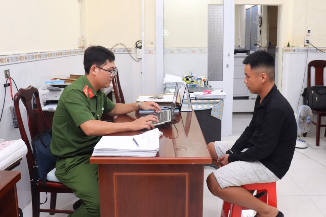 Đối tượng T.Q.V đang làm việc tại cơ quan công an. Ảnh: Công an cung cấp