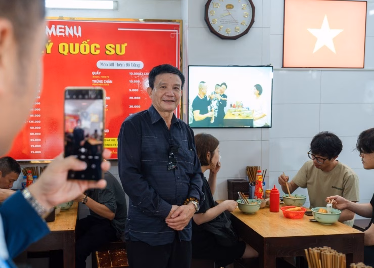 Anh Mathys Mansuy hào hứng trải nghiệm ẩm thực Việt tại địa điểm gắn liền với sự kiện ngoại giao.