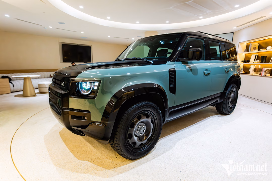 Sắc xanh Keswick Green kết hợp cùng chi tiết đen tạo nên diện mạo cực kỳ mạnh mẽ cho Defender Trophy