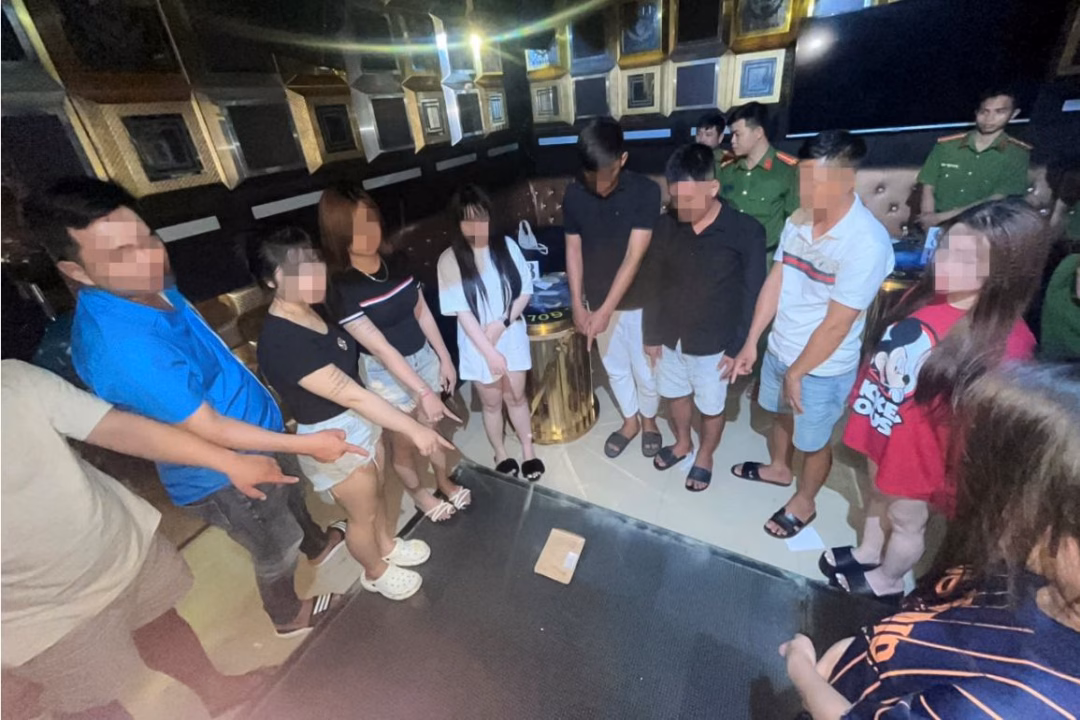 Lực lượng chức năng thu giữ tang vật và bắt giữ các đối tượng tại hiện trường. Ảnh: Công an cung cấp