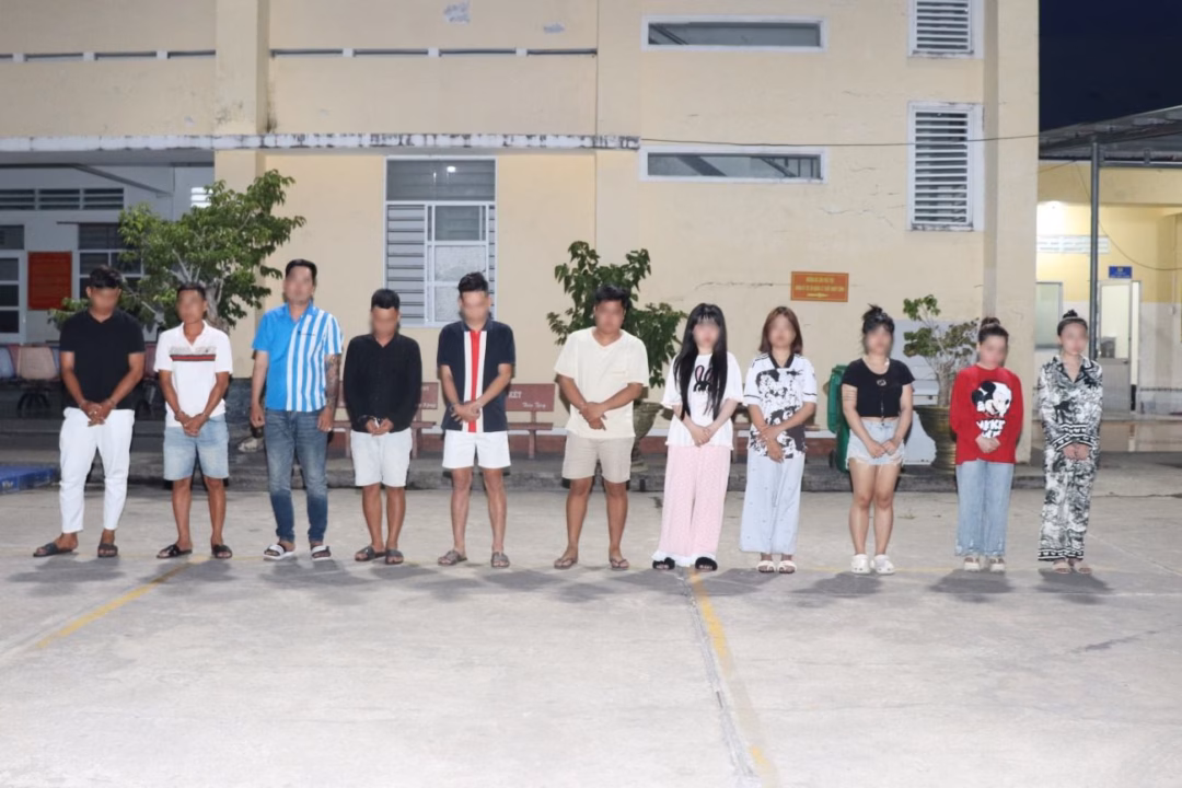 Các đối tượng bị bắt giữ trong vụ tổ chức sử dụng ma túy. Ảnh: Công an cung cấp