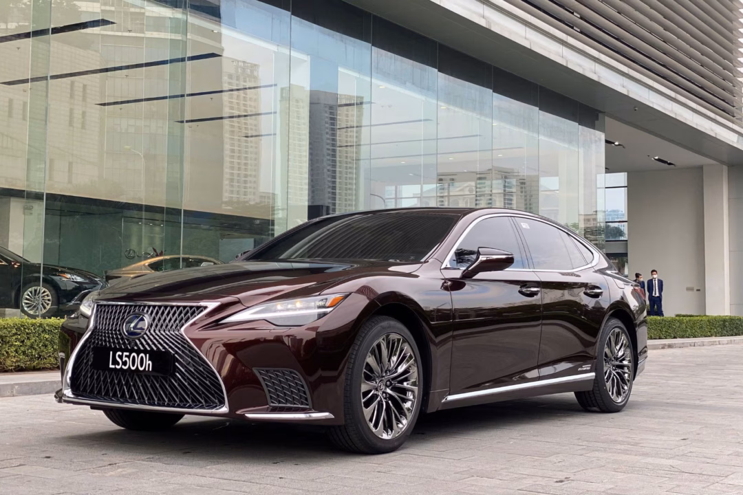 Người mua Lexus LS thường không cần chứng minh mình giàu và để người ngoài trầm trồ. Ảnh: Ngọc Thành