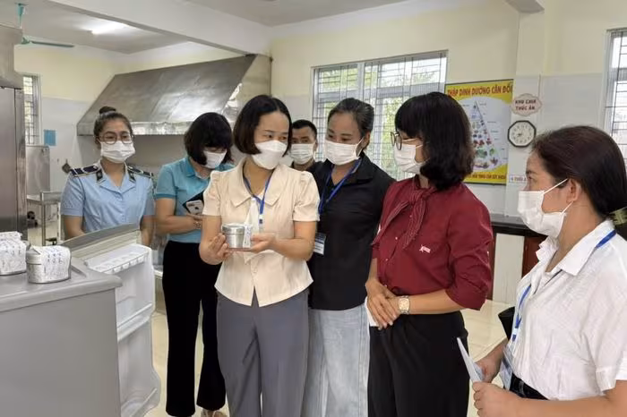Phường Tân Giang kiểm tra an toàn vệ sinh thực phẩm tại các bếp ăn trường học