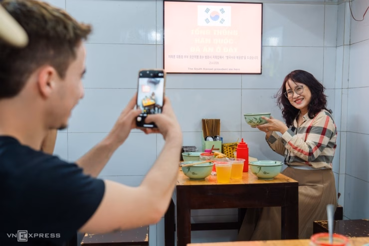 Cảnh tượng đông đúc tại quán phở phố Đinh Liệt sau sự kiện đón tiếp nguyên thủ.