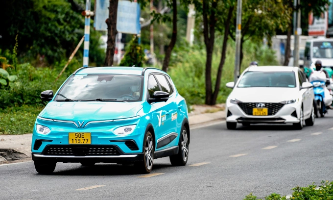 Xe chạy dịch vụ biển vàng trên đường phố Sài Gòn. Ảnh: Thành Nhạn